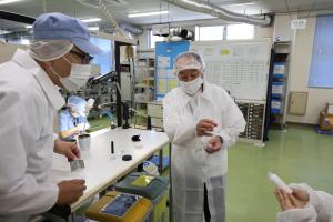 工場内を視察する様子