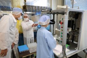 レーザー加工を見学する様子