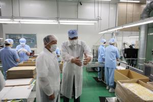 作業工程の説明を受ける様子