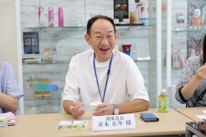 きゅうりジェラートを食べて笑顔になる市長
