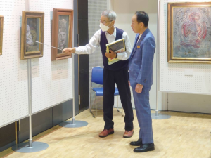絵画の説明を受ける市長