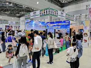 鴻巣市のブースに集まる人たち