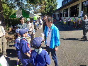 来場者と会話する市長