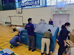 パーテーションを組み立てる様子