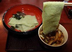 （写真）肉汁川幅うどん（青海苔入り）