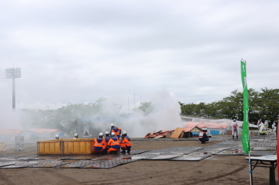 消防団第8分団によるポンプ車での放水訓練の画像