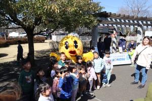 ひなちゃんと子どもたち（本部前）