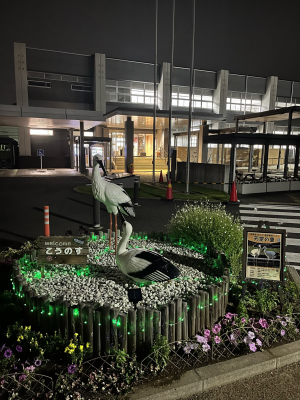 コウノトリモニュメントのグリーンライトアップ