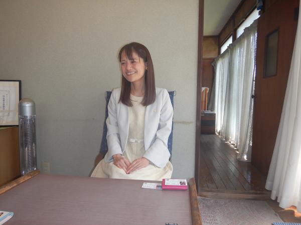 インタビュー中笑顔の伊藤さん