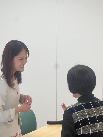 お客さんからの相談に乗る伊藤さん