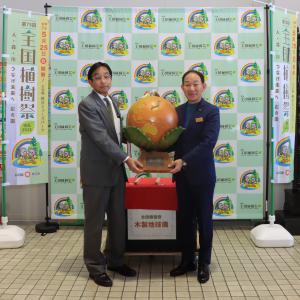 木製地球儀引渡し写真1