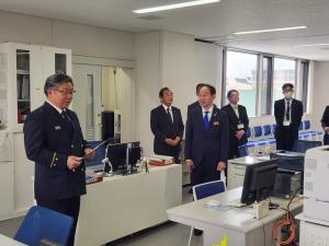 新庁舎の説明を受ける市長