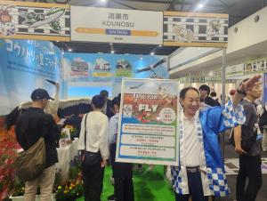 SDGsフェスでブースをPRする市長