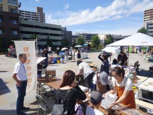 ブースの様子を見る市長