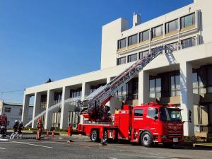 はしご車による訓練の様子