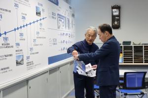 社長から会社概要の説明をうける市長