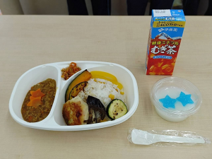 メニューは、星降るキーマカレー、枝豆とじゃがいものいももち、にんじんしりしり、七夕二色ゼリー